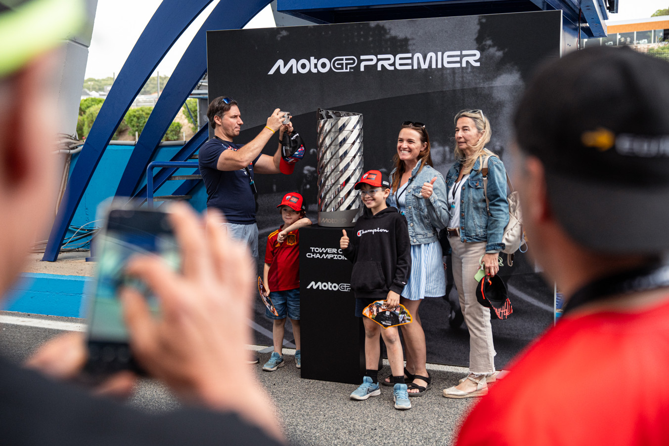 Foto con trofeo VIP Village